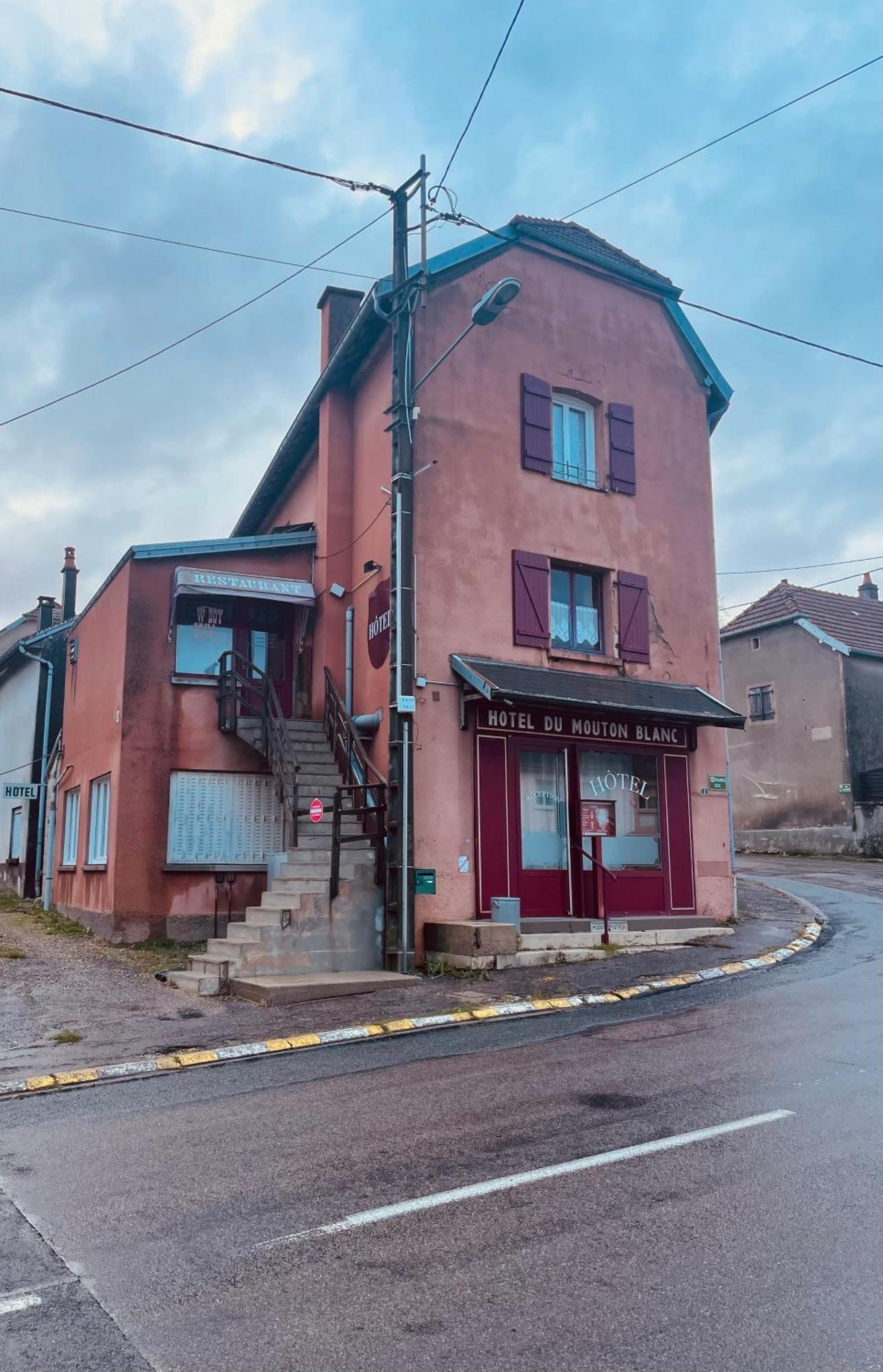 L'Hotel Du Mouton Blanc Fresne-Saint-Mames Exterior photo